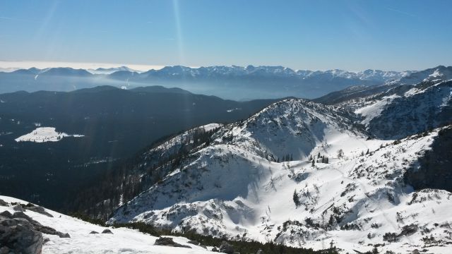 Razgled z vrha na Bohinjske gore (v ozadju) ter Okroglež (v ospredju)