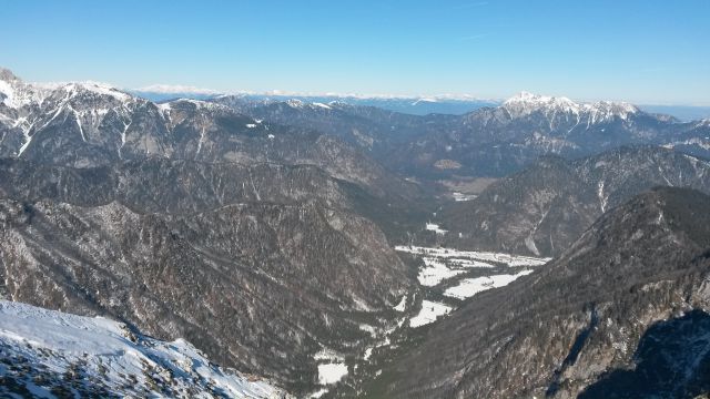 Razgled z vrha na Sleme (levo) in Kepo (desno) ter avstrijske visoke ture (v daljavi)