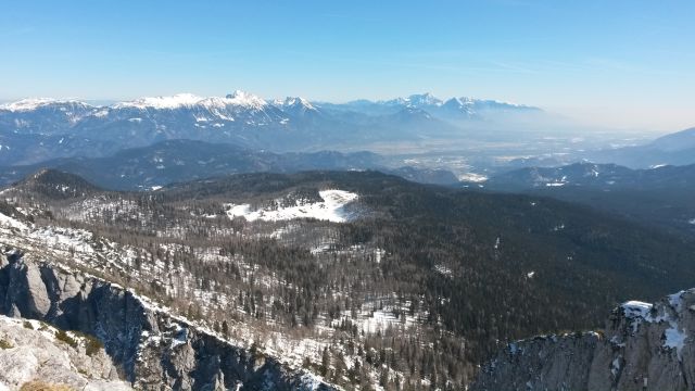Razgled z vrha na Karavanke (levo) in Kamniško-Savinjske alpe (desno)