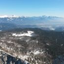 Razgled z vrha na Karavanke (levo) in Kamniško-Savinjske alpe (desno)