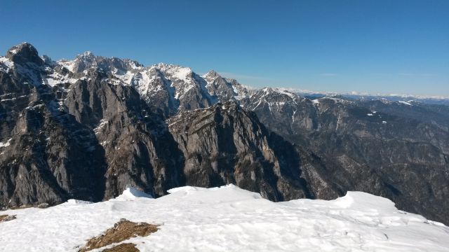 Razgled z vrha na Luknjo peč, Škrlatico, Martuljške gore in Vrtaško Sleme