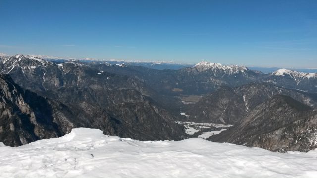 Razgled z vrha na Sleme (levo) in Kepo (desno) ter avstrijske visoke ture (v ozadju)
