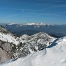 Razgled z vrha na Debelo peč (v ospredju), Karavanke in Kamniško-Savinjske alpe