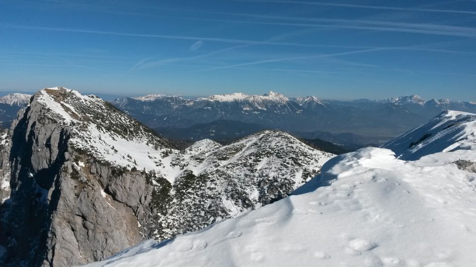 Razgled z vrha na Debelo peč (v ospredju), Karavanke in Kamniško-Savinjske alpe