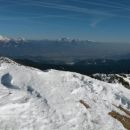 Razgled z vrha na Karavanke (levo) in Kamniško-Savinjske alpe (desno)