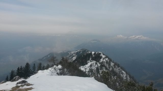 Razgled z vrha na Kriško goro, Dobrčo, Stol, Begunjščico in Julijske alpe (v daljavi)