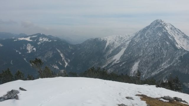 Razgled z vrha na Veliki Javornik (levo) in Storžič (desno)