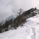Pogled nazaj na prehojeno pot iz vrha in razgled na Storžič (levo)