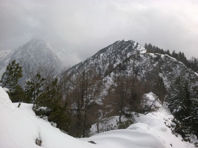 Razgled s poti nazaj na Storžič (levo) in Tolsti vrh (desno)