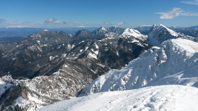 Razgled z vrha na Grlovec, Obir, Košutico in Veliki vrh (od leve proti desni)