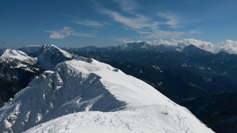 Razgled z vrha na Košutico in Veliki vrh (levo) in Kamniško-Savinjske alpe (desno)