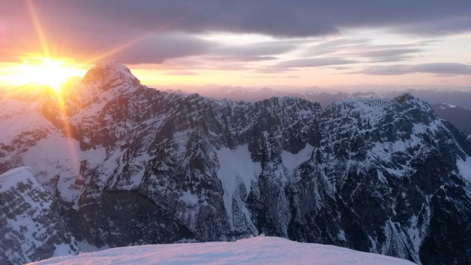 Razgled z vrha na Mangart (levo) in Ponce (desno)