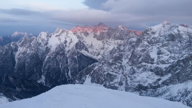 Razgled z vrha na Kepo (levo v ozadju), Martujško skupino (levo) in Prisojnik (desno)