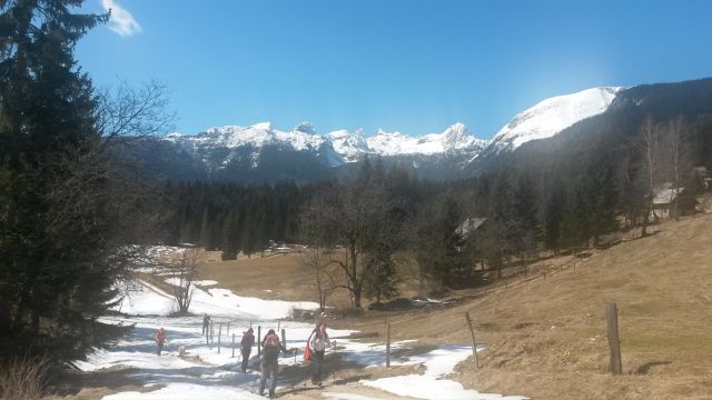 Nadaljnja pot in razgled na Stoge, Debeli vrh, Škednjovec, Mišelj vrh in Tosc