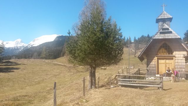 Kapelica na Uskovnici ter razgled na Mišelj vrh (levo) in Tosc (desno)