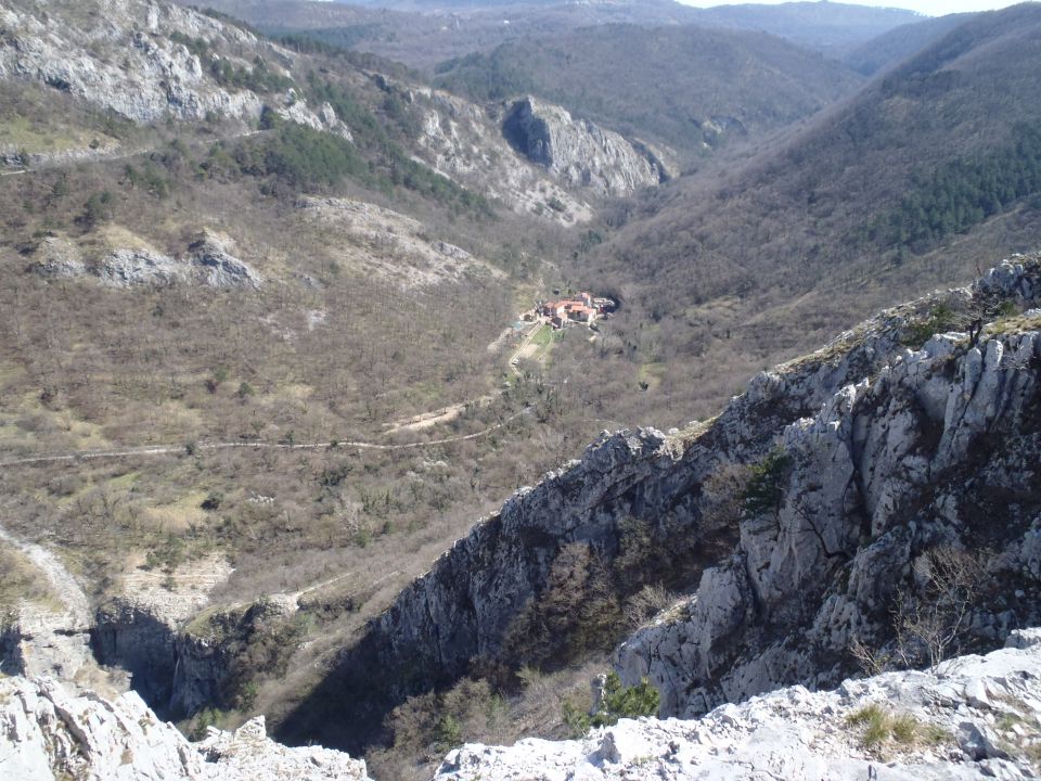 Levo spodaj slap Supet in majhen zaselek Botač.