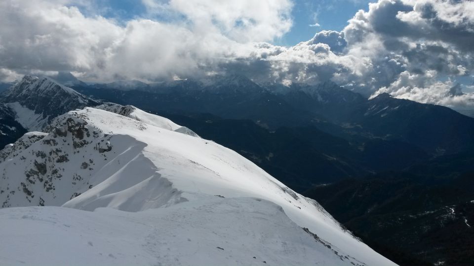 Razgled z vrha na Veliki vrh Košute (levo) in Kamniško-Savinjske alpe (desno)