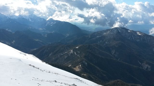 Razgled z vrha na Storžič, Tolsti vrh, Kriško goro in Dobrčo (od leve proti desni)