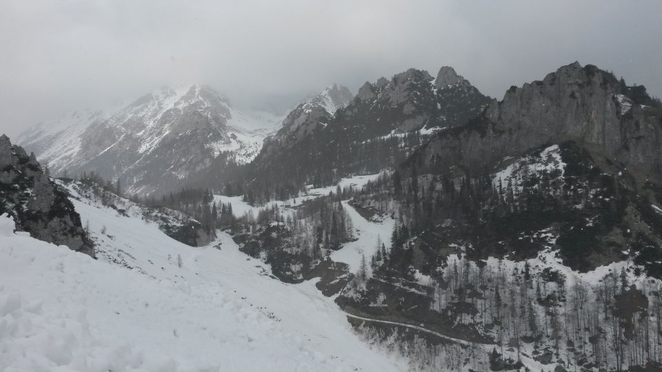 Razgled s poti proti Triangelu in grebenu Ljubeljščice v sneženju