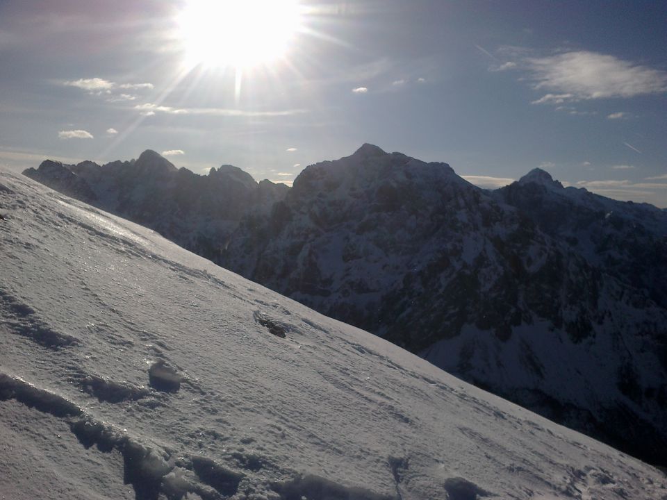 Razgled s poti na Martujške gore, Škrlatico, Prisojnik in Triglav (od leve proti desni)