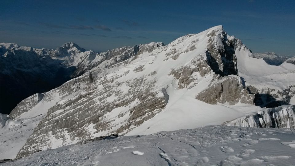 Razgled z vrha na Bavški Grintavec (levo) in Veliko Mojstrovko (desno)