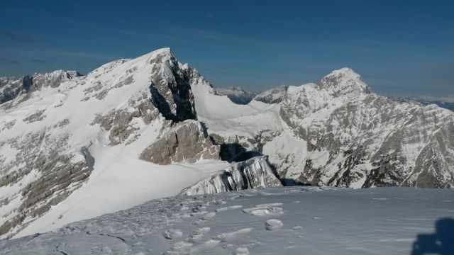 Razgled z vrha na Veliko Mojstrovko (levo) in Mangart (desno)