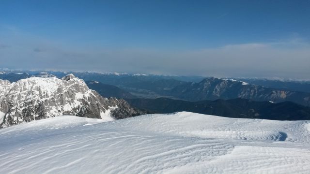 Razgled z vrha na Ponce (levo) in Dobrač (desno) ter Avstrijske alpe (v daljavi)