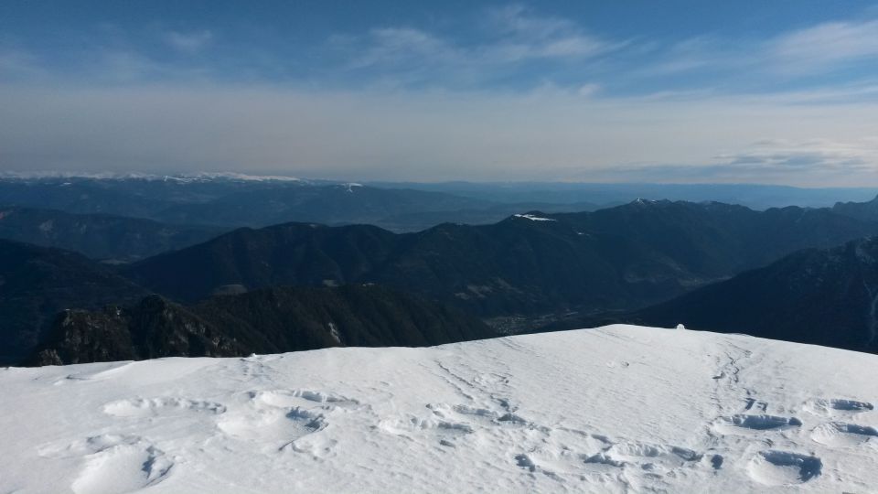 Razgled z vrha na Zahodne Karavanke (v ospredju) in Avstrijske gore (v ozadju)