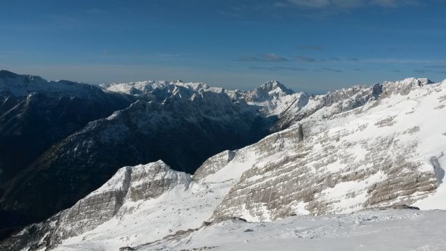 Razgled z vrha na Krn z okoliškimi vrhovi (levo) in Bavški Grintavec (desno)
