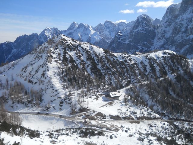 Razgled s poti na Vršič (v ospredju) in Martujške gore (v ozadju)