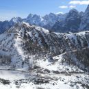 Razgled s poti na Vršič (v ospredju) in Martujške gore (v ozadju)