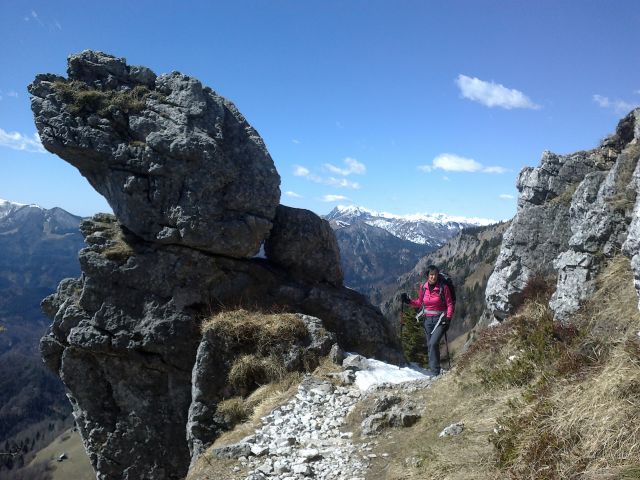 Čudovite skalne skulpture ob poti :)