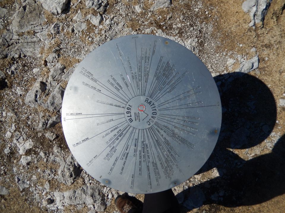 Smerna plošča na vrhu Gladkega vrha Ratitovca