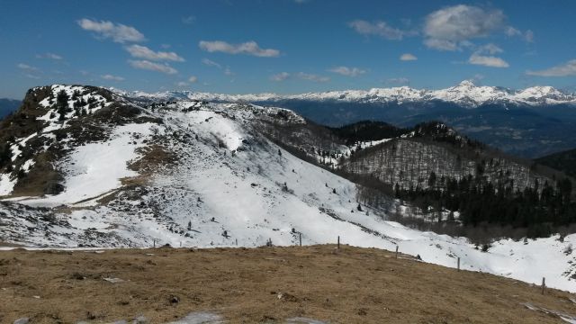 Razgled z vrha na Julijske alpe in pogled proti glavnemu vrhu Ratitovca