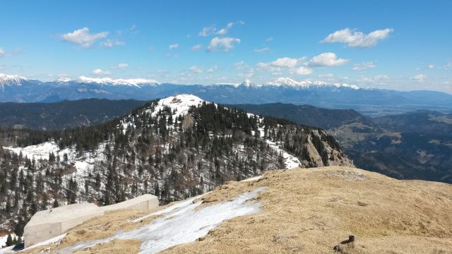 Razgled z vrha na celotni greben Košute (levo) in Kamniško-Savinjske alpe (desno)