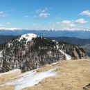 Razgled z vrha na celotni greben Košute (levo) in Kamniško-Savinjske alpe (desno)