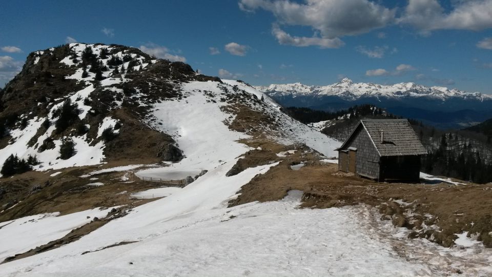 Pot proti glavnemu vrhu Ratitovca in razgled na Julijske alpe