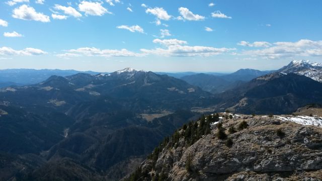Razgled z vrha na Porezen (levo) in Soriško planino (desno)