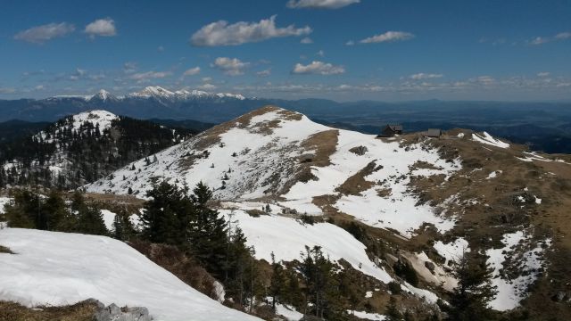 Razgled z vrha na Kamniško-Savinjske alpe in Krekovo kočo na Ratitovcu