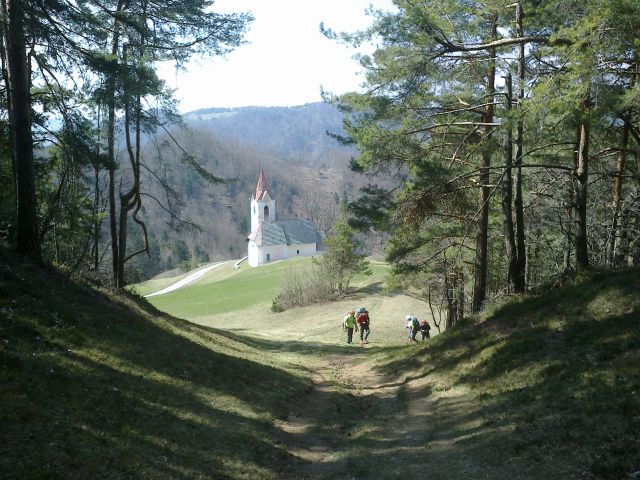 Pot na Tošč in pogled nazaj na cerkev Svete Jedert