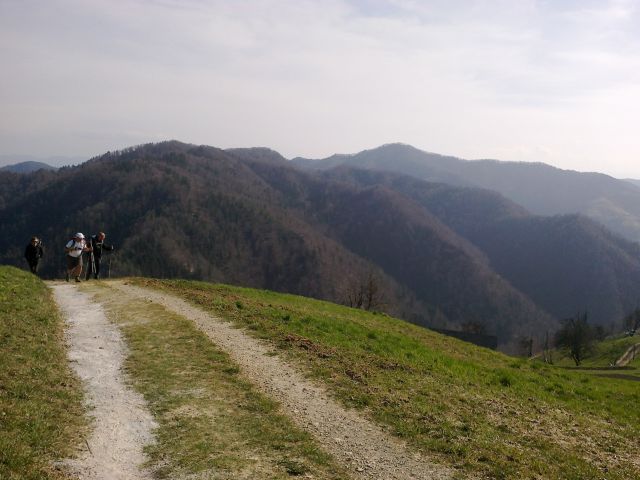 Pot proti Osolniku in razgled nazaj na Tošč (desno)