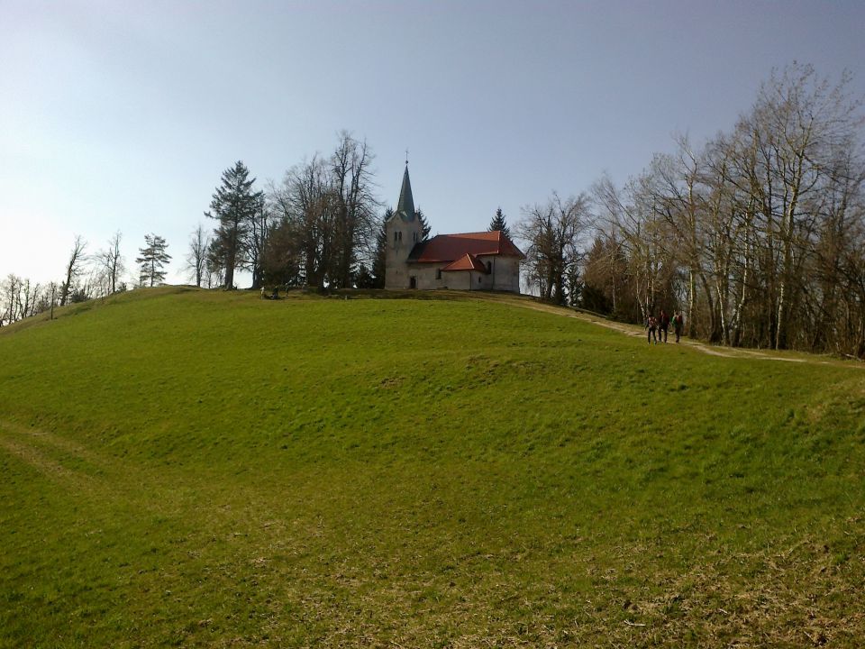 Razgled s poti na cerkev Svetega Mohorja in Fortunata, na vrhu Osolnika