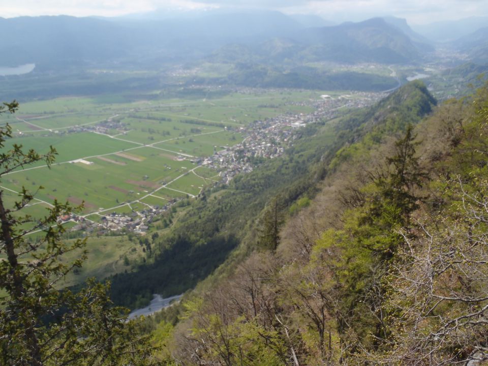 V dolini Žirovnica, v ozadju Jesenice.