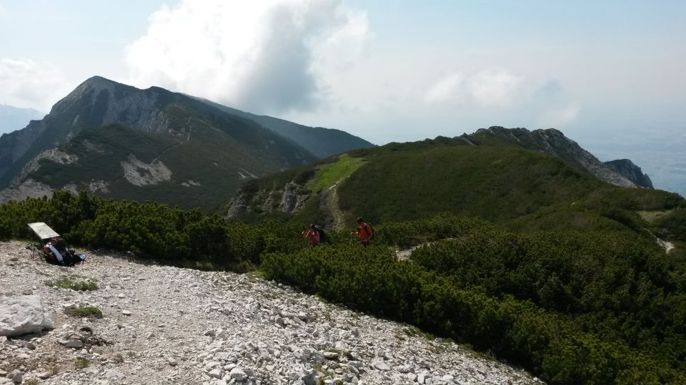 Še zadnji vzpon pred vrhom Malega Grintovca in razgled na Srednji vrh (levo)