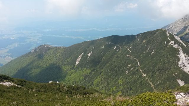 Razgled z vrha proti Domu na Kališču (levo) in Bašeljski vrh (desno)