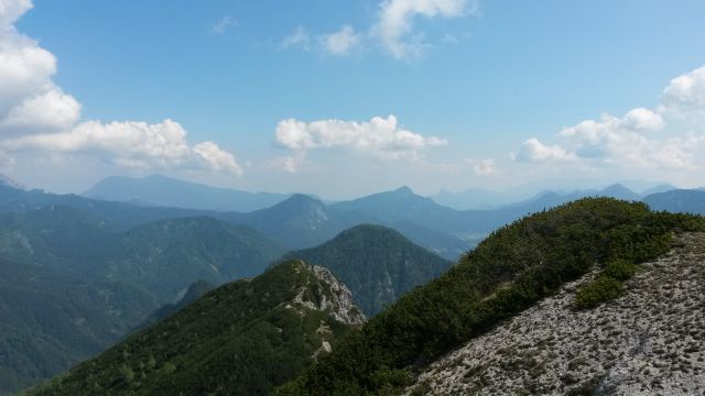Razgled z vrha na Obir (levo) in Pristovški Storžič (desno)