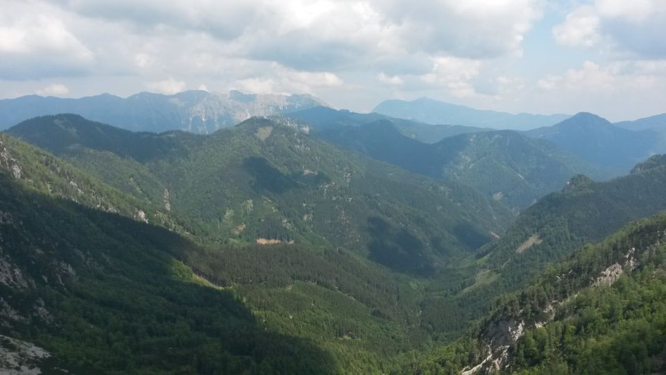 Razgled z vrha na vzhodni greben Košute (levo) in Obir (desno)