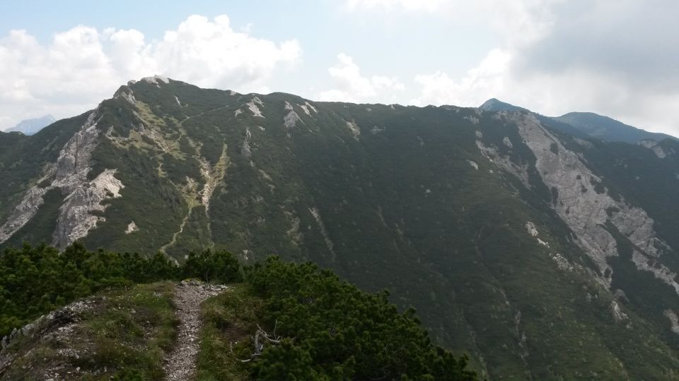 Razgled z vrha na Mali Grintovec (levo naprej) in Srednji vrh (desno zadaj)