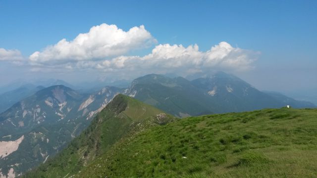 Razgled z vrha na Ptičji vrh, Struško, Stol in Vajnež (od leve proti desni)