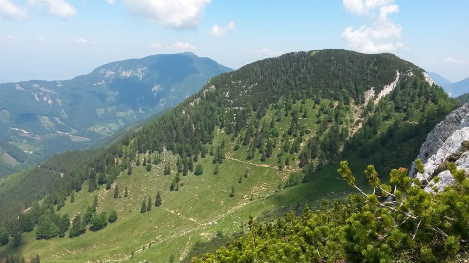 Razgled s poti na Grlovec (levo) in Lokovnikov Grintovec (desno)